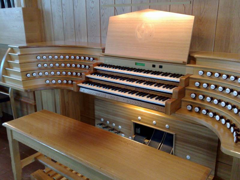 Spieltisch der Orgel in der Mikaelinkirkko in Turku